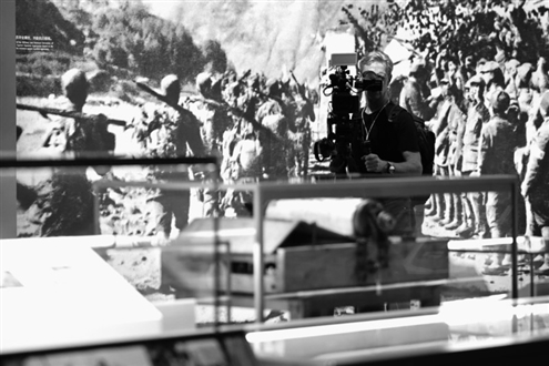 8月27日,一名记者在中国人民抗日战争纪念馆内采访 新华社发